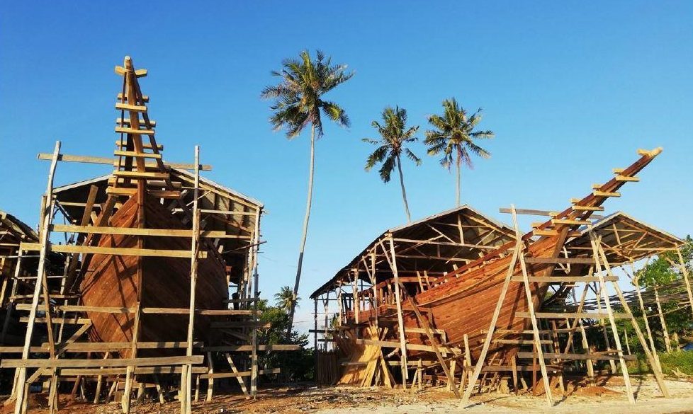 Pinisi in construction in Tanah Beru, South Sulawesi, Indonesia. Credit: Università di Napoli “L’Orientale and Universitas Indonesia.