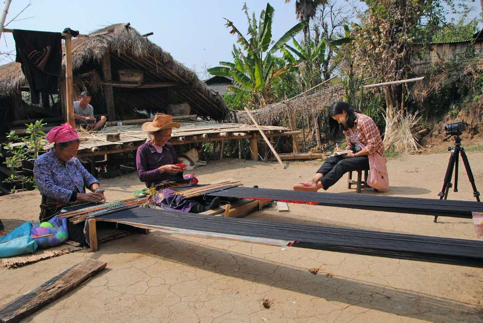 Sophie Mu speaking to Mutu He (woman with hat), Mubian Qi and the Zaoluan Pai about their views on languages, March 2015. Photo by Dr Indrajit Ghosh.